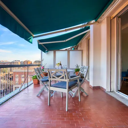 Spacious Penthouse With Panoramic Terrace - 20 Minutes From San Siro & Duomo Apartman Milánó